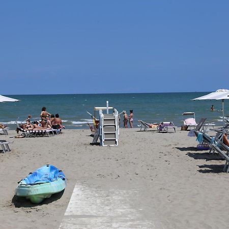 Hotel Senza Pensieri Riccione Bagian luar foto