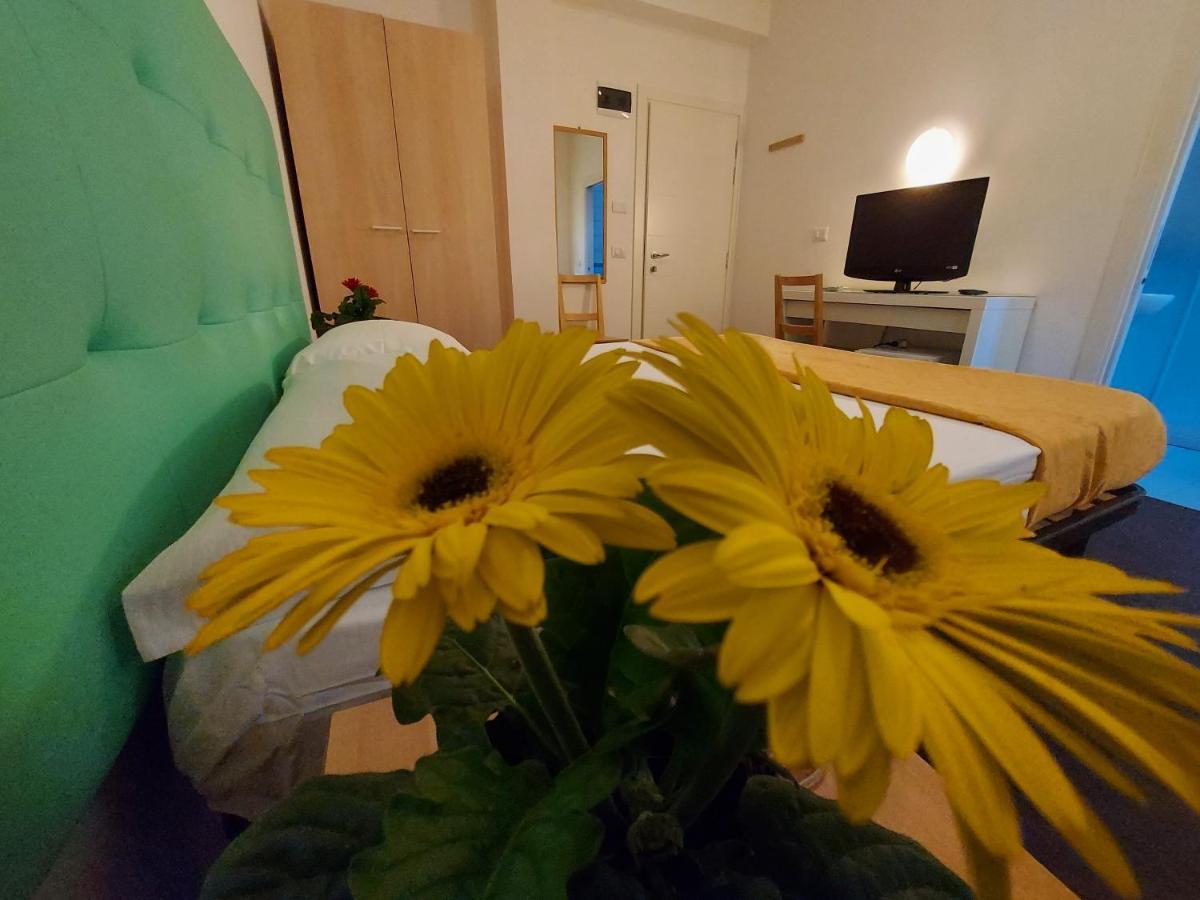 Hotel Senza Pensieri Riccione Bagian luar foto