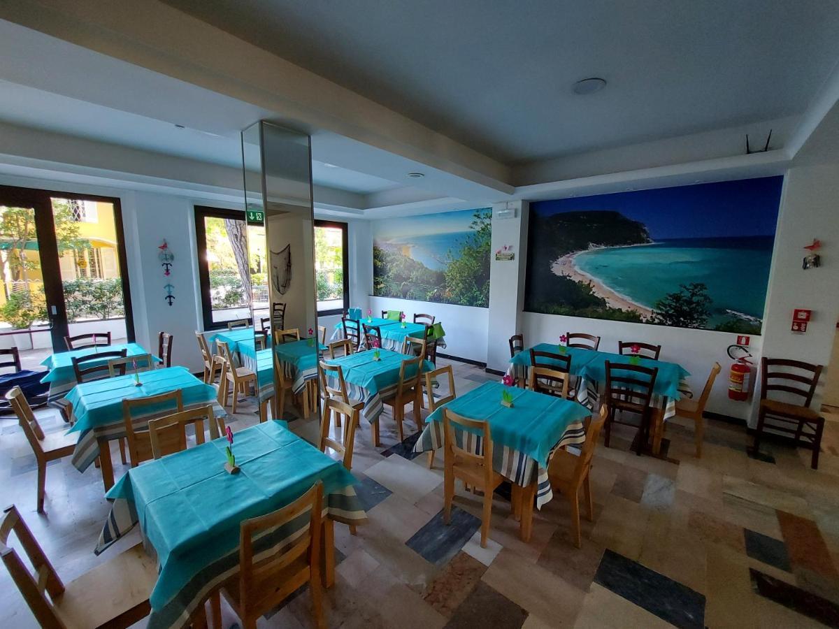 Hotel Senza Pensieri Riccione Bagian luar foto