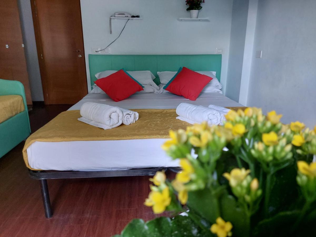Hotel Senza Pensieri Riccione Bagian luar foto
