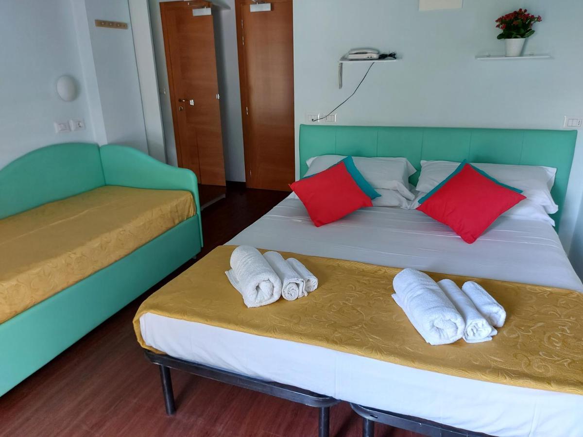 Hotel Senza Pensieri Riccione Bagian luar foto