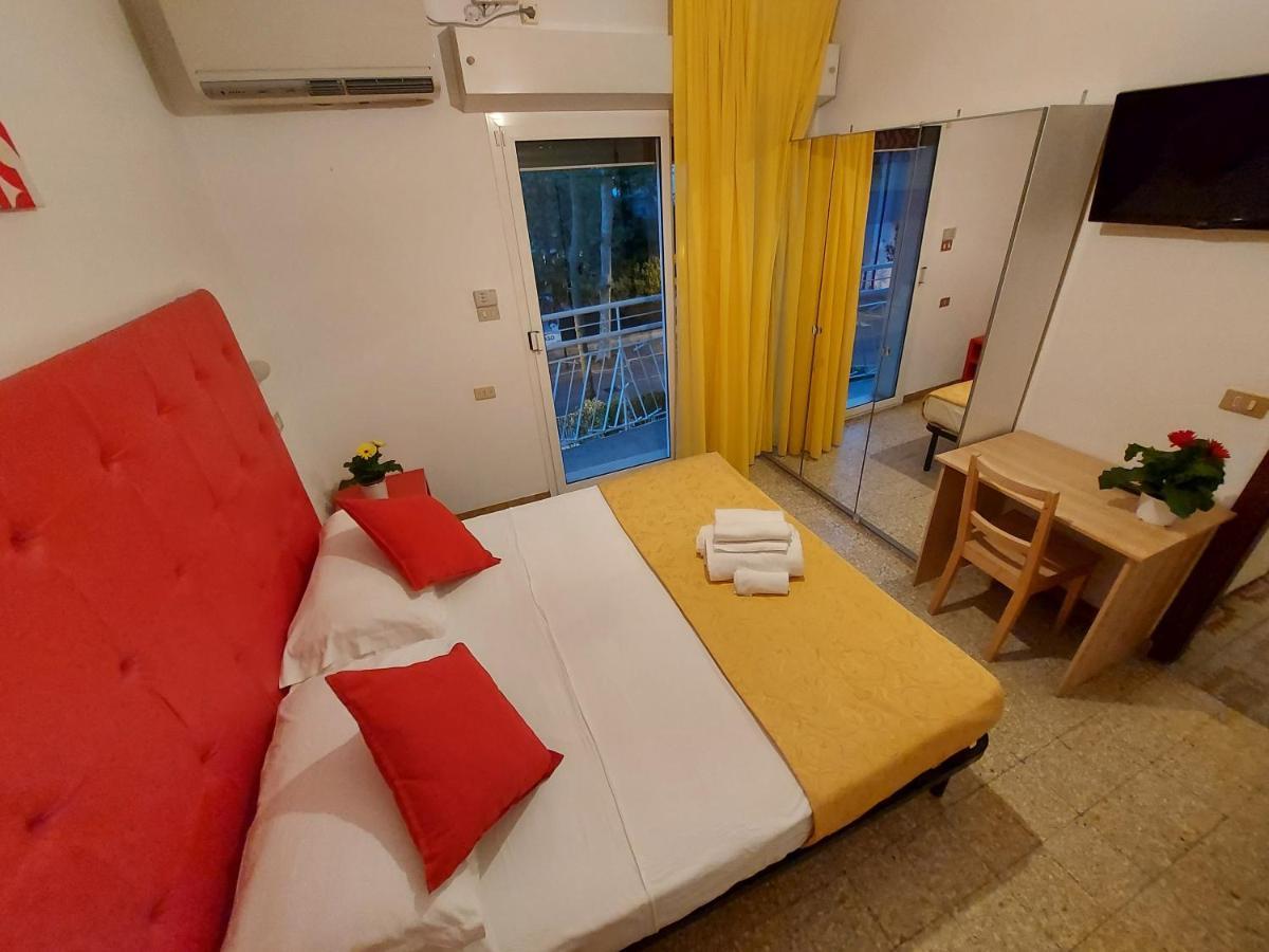 Hotel Senza Pensieri Riccione Bagian luar foto