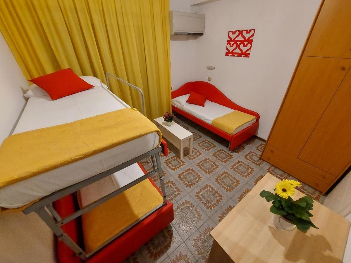 Hotel Senza Pensieri Riccione Bagian luar foto