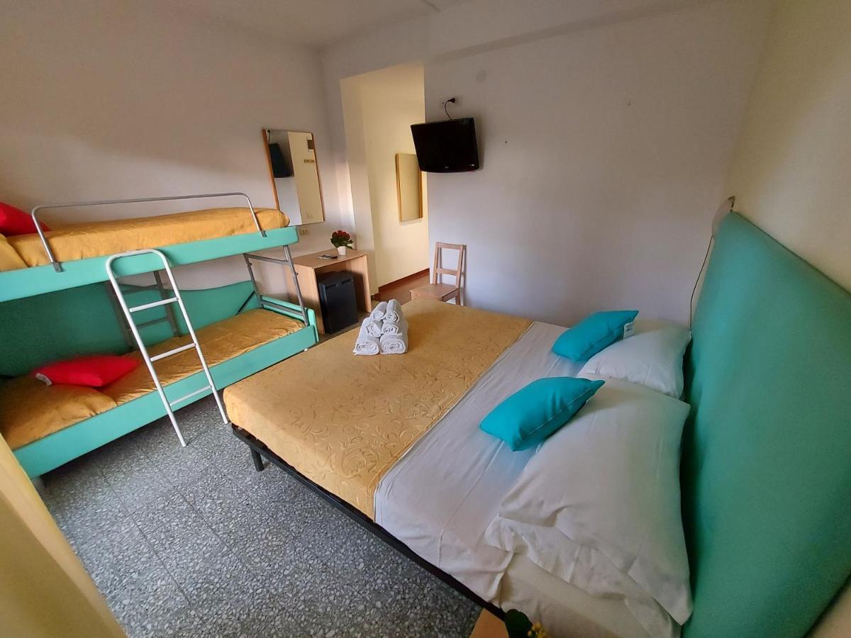 Hotel Senza Pensieri Riccione Bagian luar foto