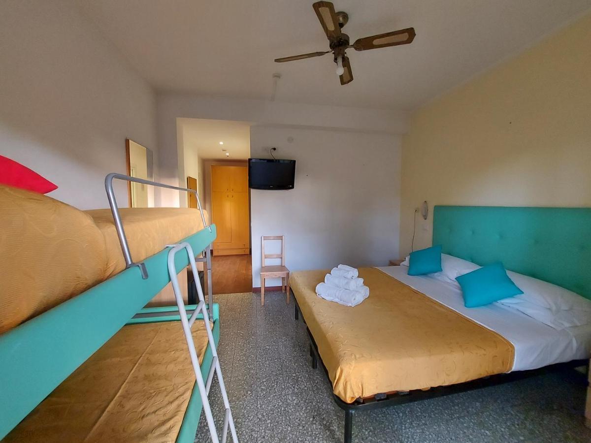 Hotel Senza Pensieri Riccione Bagian luar foto