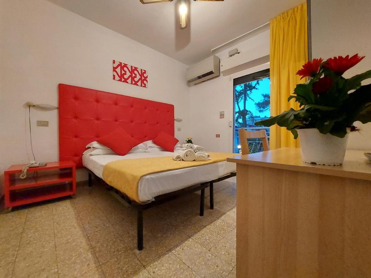 Hotel Senza Pensieri Riccione Bagian luar foto