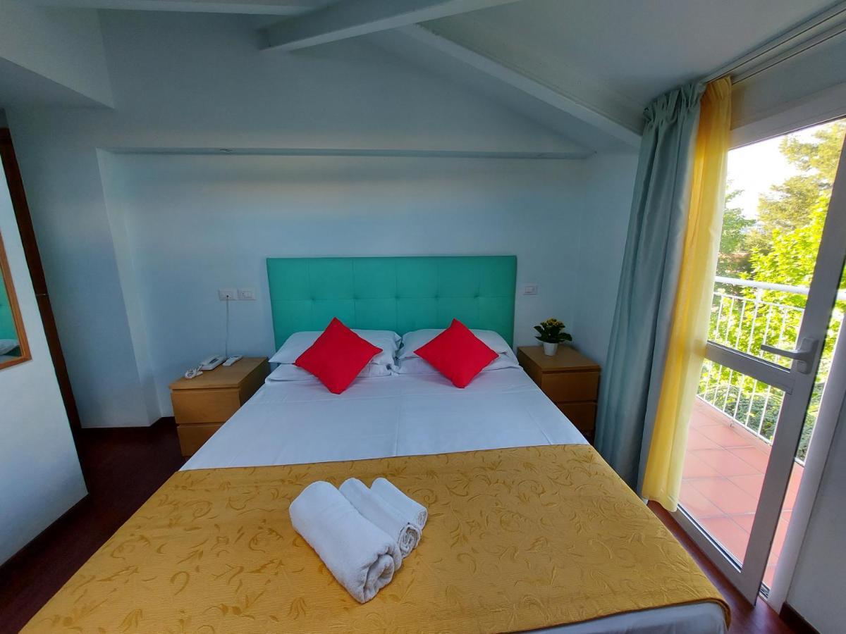 Hotel Senza Pensieri Riccione Bagian luar foto