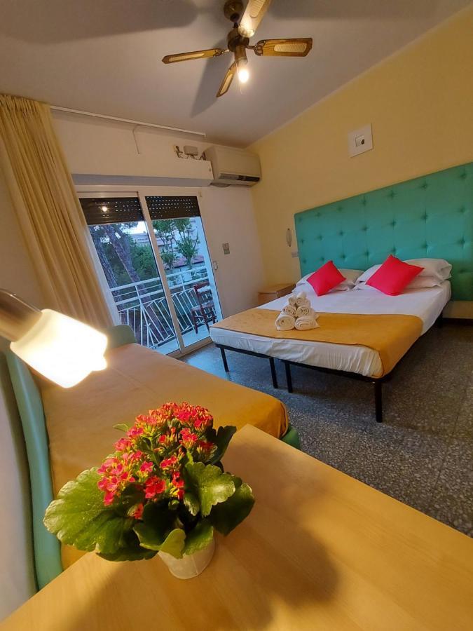 Hotel Senza Pensieri Riccione Bagian luar foto
