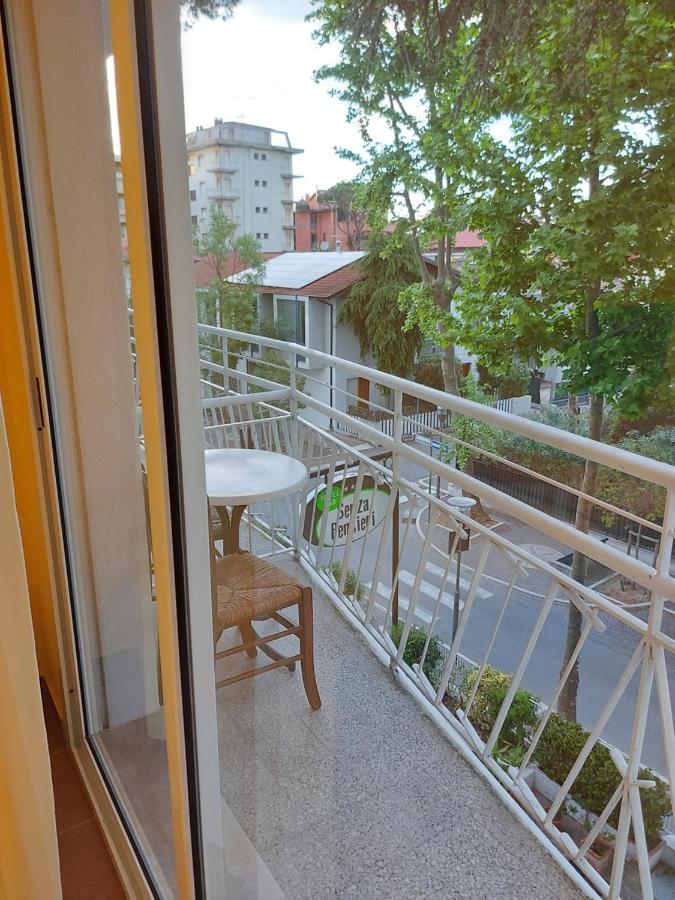 Hotel Senza Pensieri Riccione Bagian luar foto