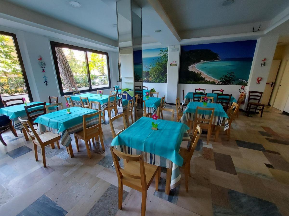 Hotel Senza Pensieri Riccione Bagian luar foto
