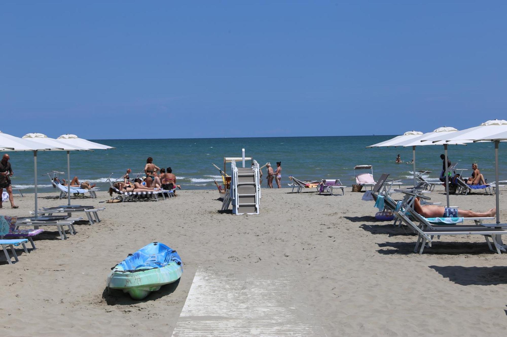Hotel Senza Pensieri Riccione Bagian luar foto